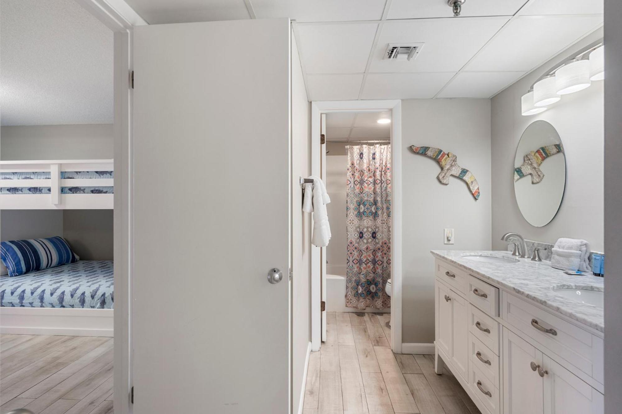 Watercrest 210- Sleeps 12 - Thomas Drive Retreat Apartment *