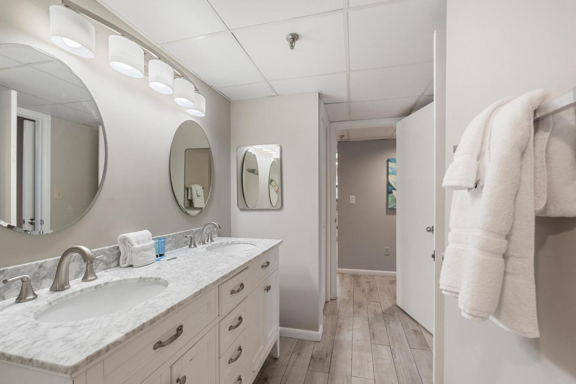 Watercrest 210- Sleeps 12 - Thomas Drive Retreat Apartment